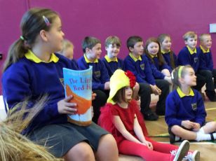 P4 performs Little Red Hen!